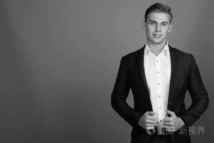 穿着黑白西装的年轻英俊商人的肖像