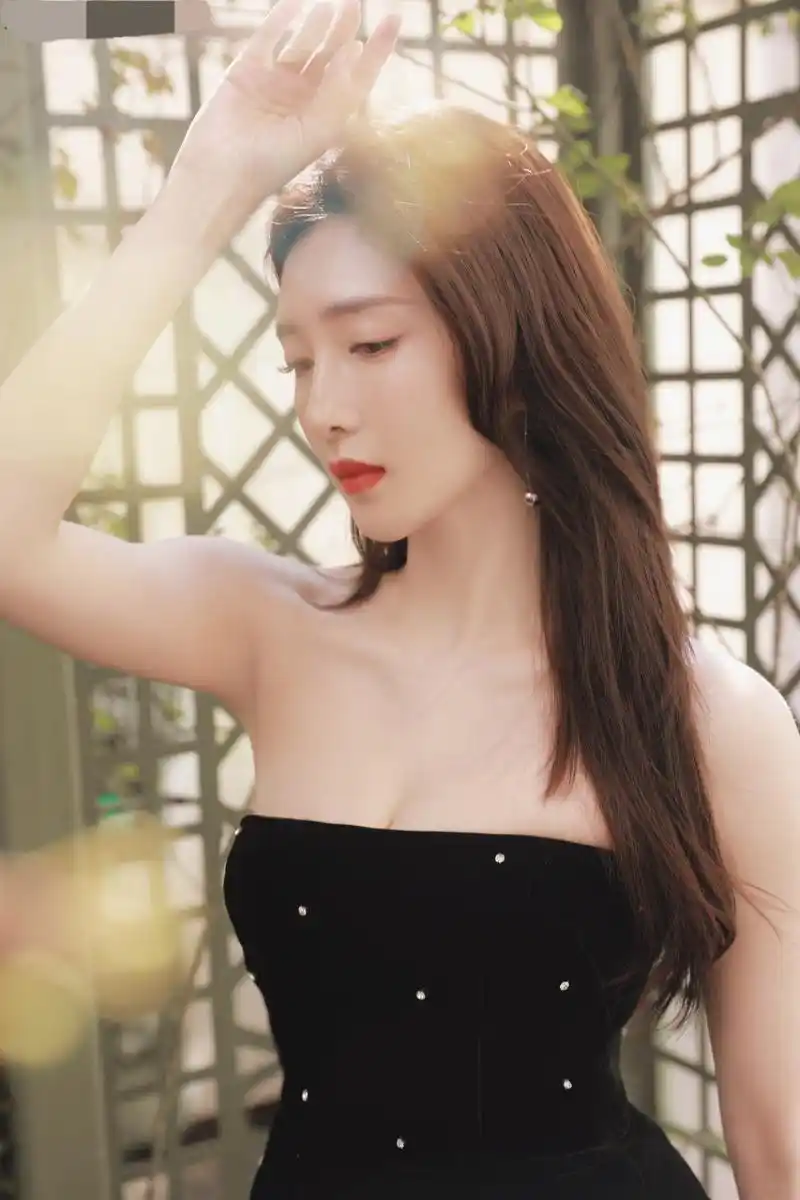 江疏影黑色抹胸礼服短裙裙配卷发红唇,美到失语.  江疏影工作室发布一