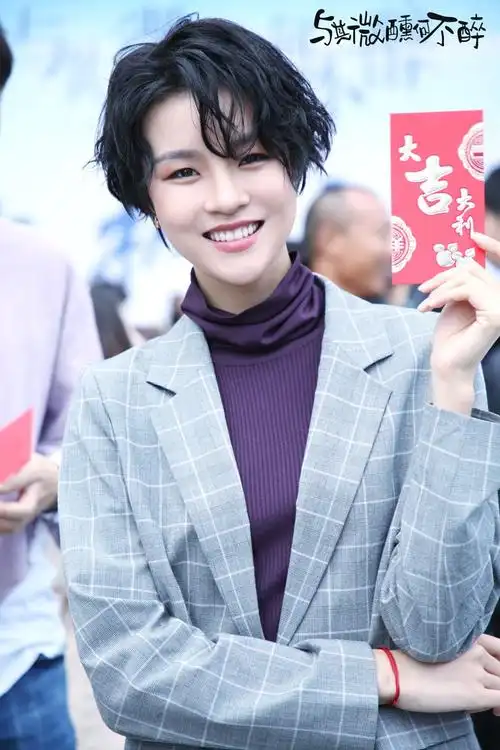 张婉清与其微醺何不醉化身杂志编辑清冷禁欲攻气十足