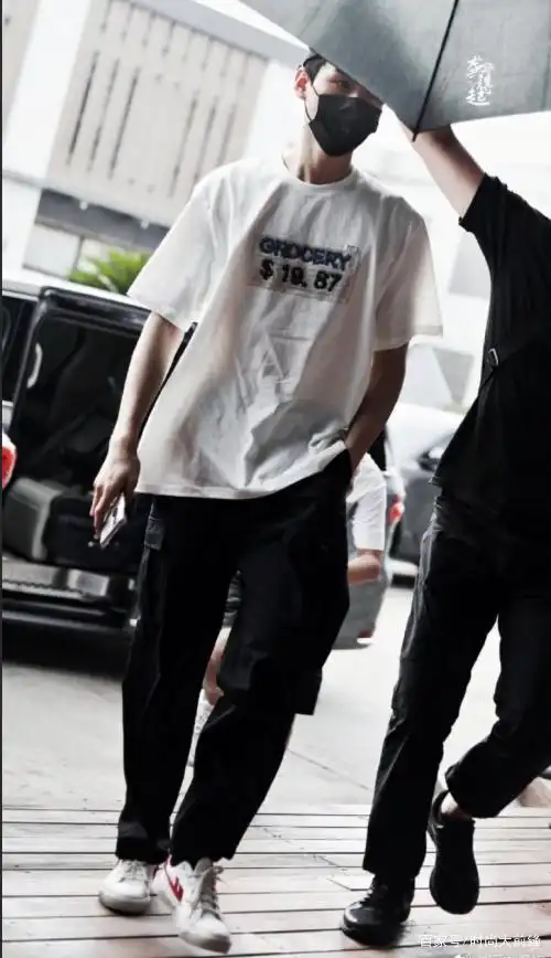 在最新的王源,鹿晗在社交媒体上发布的脚穿回力鞋照片之前,龚俊,杨幂