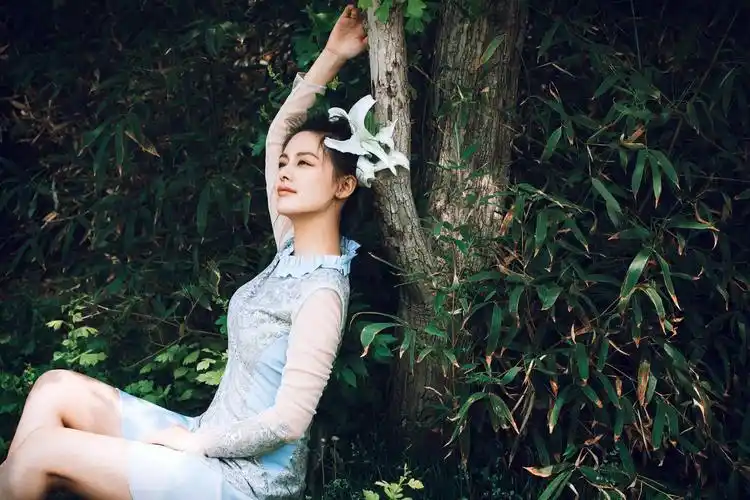 王力可夏日写真曝光 清新恬静仙气十足