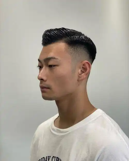 通过将头发分为两部分,一侧较长,另一侧较短,创造出对称感.