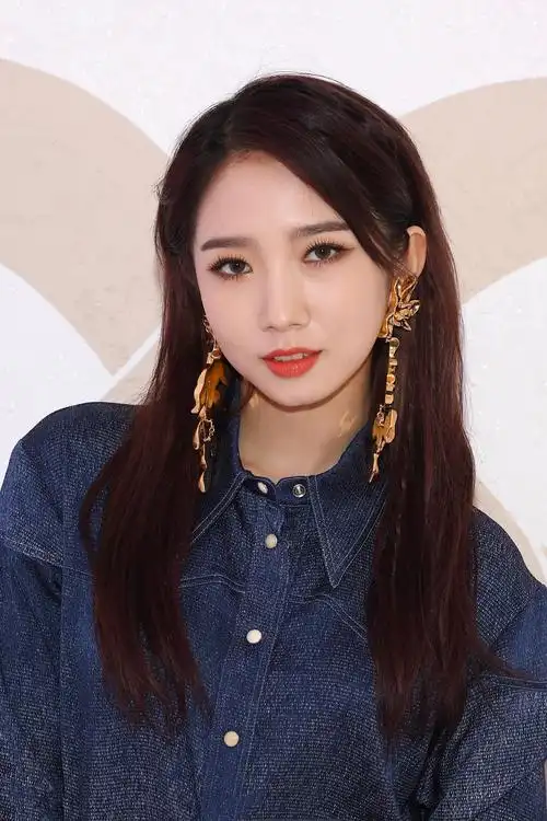 孟美岐惊艳亮相巴黎时装周