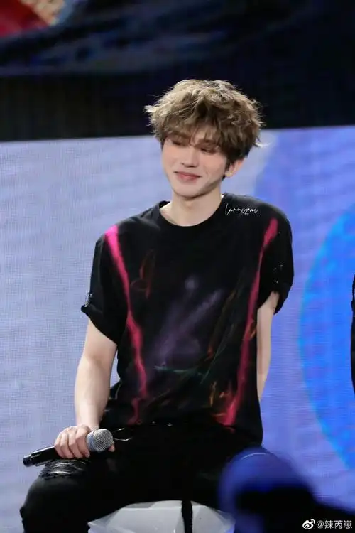 蔡徐坤ins##愚人节站姐团建