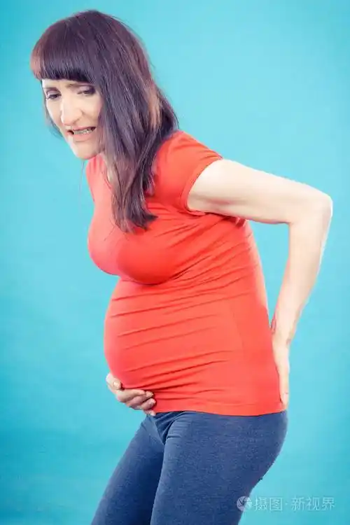 孕妇的腹部或背部疼痛, 卫生保健和妊娠的疼痛的概念照片-正版商用