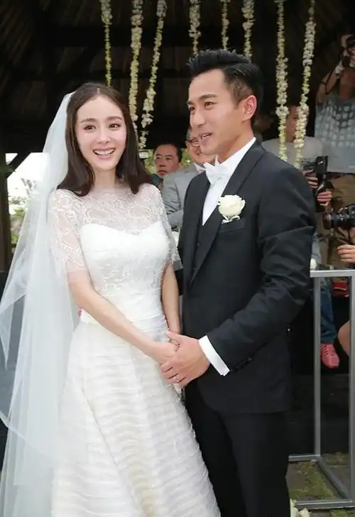 的杨幂和刘恺威在巴厘岛举行婚礼,当时众多网友们跑到胡歌微博留言说