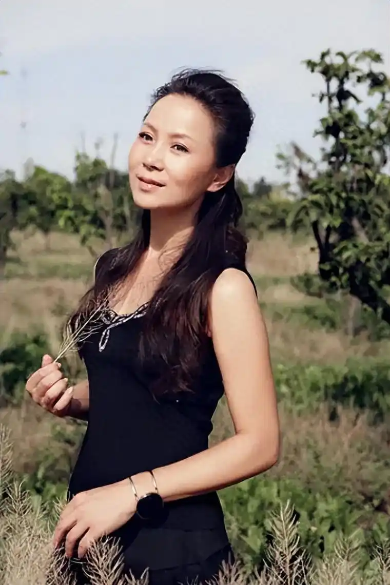 回顾演员赵越嫁二婚佟凡恩爱25年57岁无儿无女亦无悔