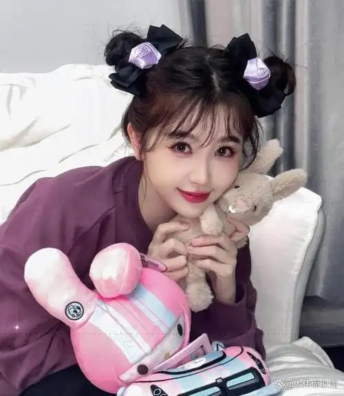 作为时尚圈的新星,虞书欣凭借其独特的风格和清新可爱的形象,一跃成为