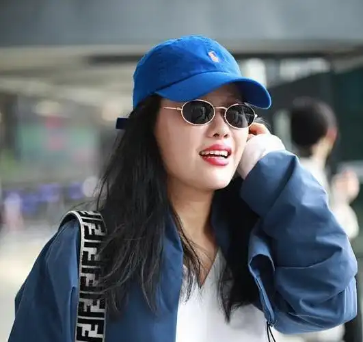 袁娅维玩个性六四分蓝白色卫衣配哈伦裤时尚画风十分清奇