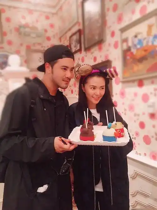 的卡哇伊发箍也是秀出了她满满的少女心啊~而陈亦飞依旧蓄着络腮胡,反