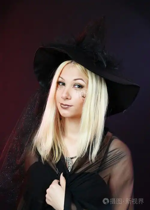 在黑暗的背景上性感女巫