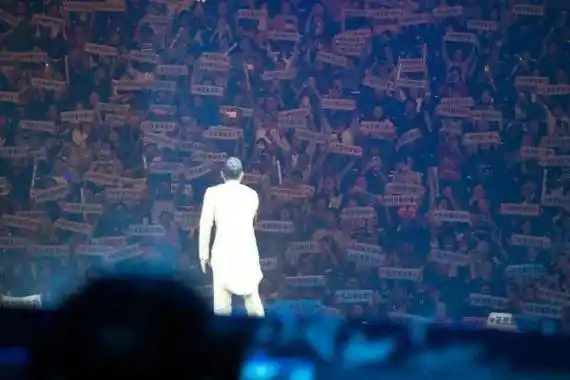 怀抱着五花八门的应援物,奔赴一场和偶像久违的相约,对于粉丝们而言