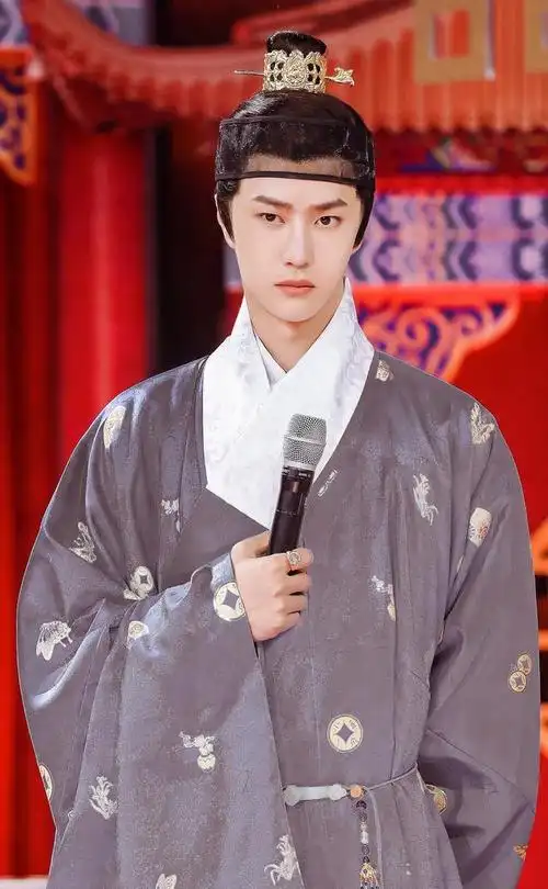 王一博古风公子秀换了个颜色的造型更有文人墨客的吟诵