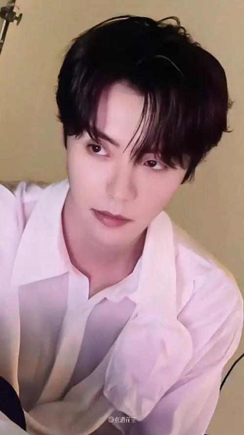 你的头型是一个爱心脓  第一张好绝的下颚线,清晰流畅自然硬朗帅气