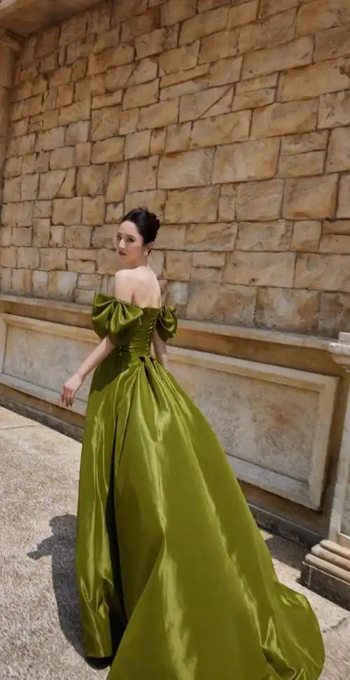 董璇绿色鎏光look,绿色抹身材连衣裙高级感十足,大气减龄