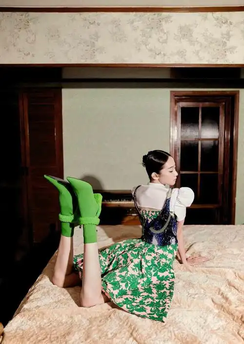 张艺凡复古氛围感写真