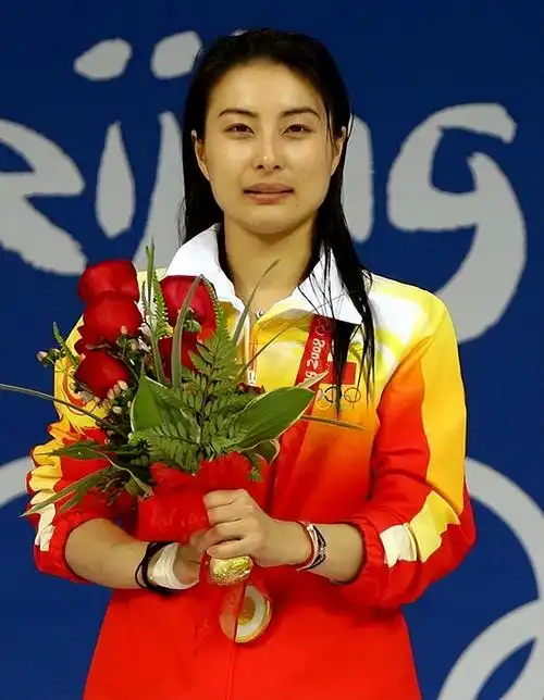 郭晶晶个人简历资料(郭晶晶:曾世纪婚礼引轰动)-图18