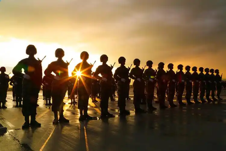 第二炮兵常规导弹第1方队受阅官兵在雨后黄昏组织军姿训练(王光辉 摄