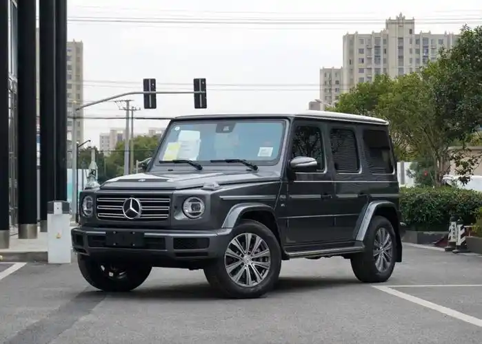 在视觉效果上相比奥迪版车型略有优势,但是相比奔驰大g的区别还是很大