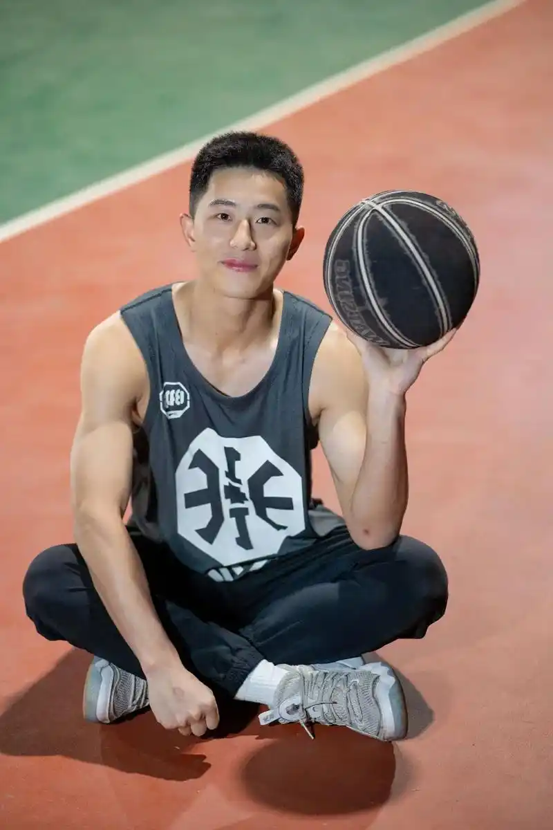 今天不想文案了 想你 #笨蛋帅哥 #dzbin #阳光帅气  - 抖音