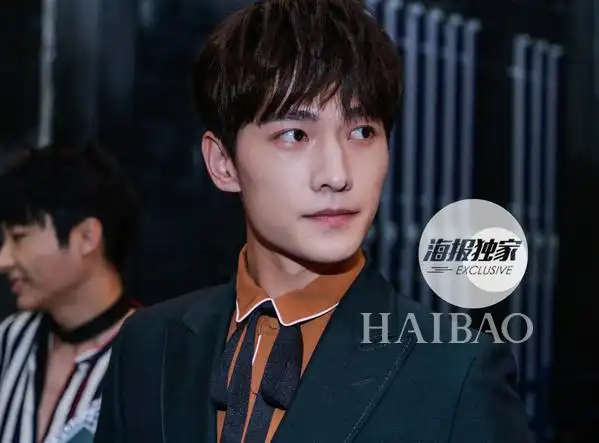 小鲜肉杨洋颜值绝对是全场最高的,秒杀男模.