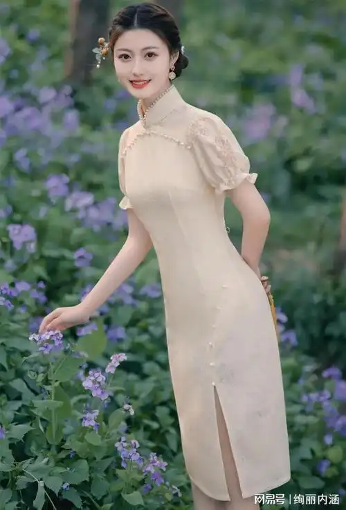 淡黄色秀气旗袍,传承中华古典美学,展现出女性的文雅与端庄.