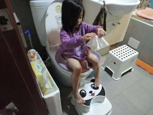 孩子在课堂上尿裤子自己有苦难言胆小只是原因之一孩子胆小在学校尿