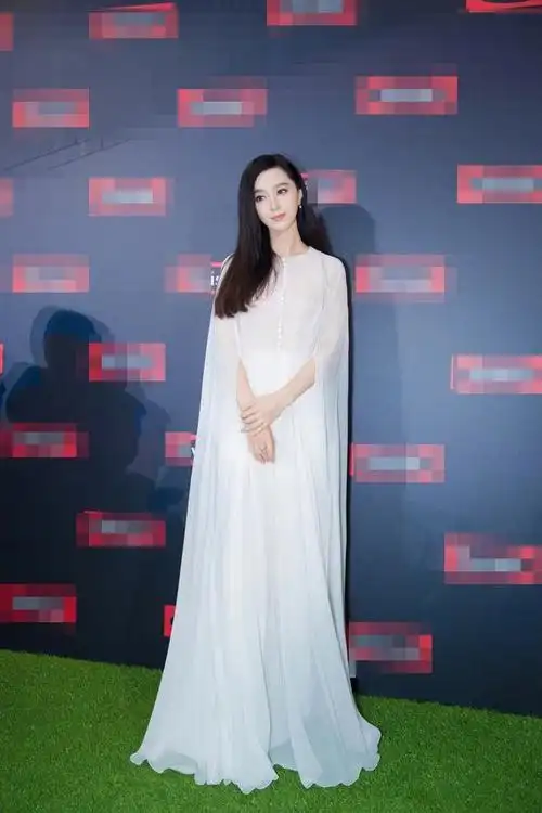 范冰冰示范黑白配正确穿法针织衫衬衫短裙美似青春少女