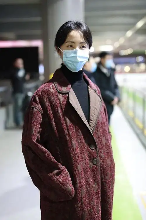 孙莉驾驭能力不一般,穿红色暗花大衣,差点看成大妈的模样!