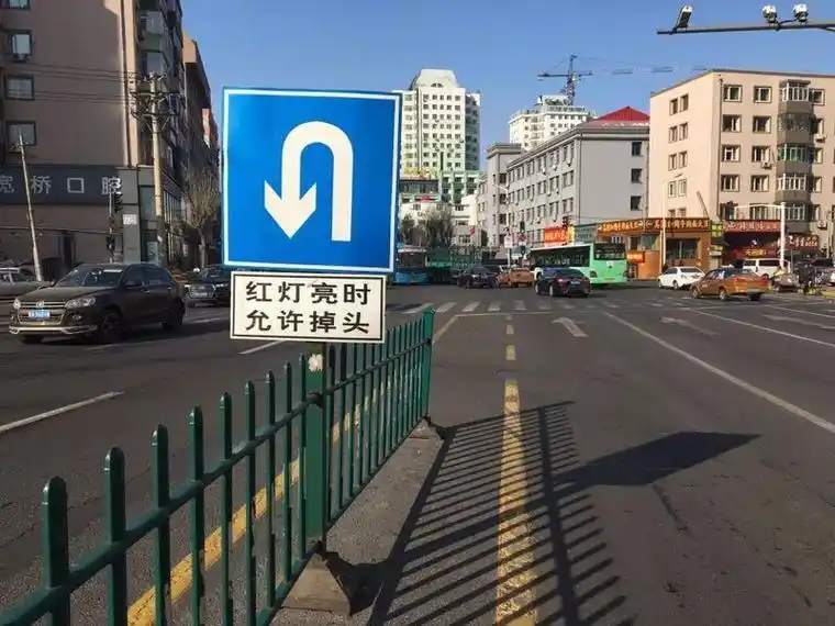 这个路口红灯时掉头禁止左转小心挨罚