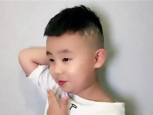 发型不单看到了好看的个性的闪电,同时还有飞机头的影子,能让小男孩