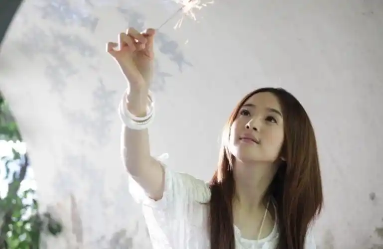 林依晨晒冰岛旅行照片,和老公秀恩爱被甜到了