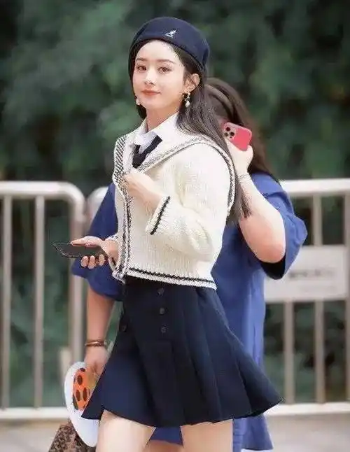 赵丽颖的这套穿搭充满了青春学院风的气息,既展现了她甜美可爱的一面