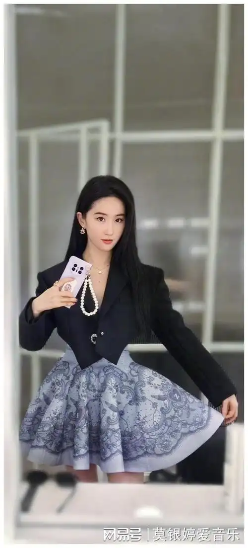 刘亦菲黄玫瑰吊带裙:清纯与优雅的完美结合!