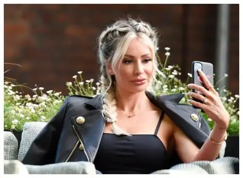 女明星奥利维亚·阿特伍德身穿黑色皮衣在加拿大的街拍