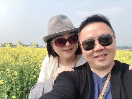 不想麻烦别人,又忘带自拍杆,只能将就一张合影,表明夫妻二人同游