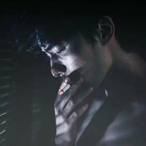 狂拽吊炸天的高逼格吸烟男生帅气头像图片,失恋男生头像图片