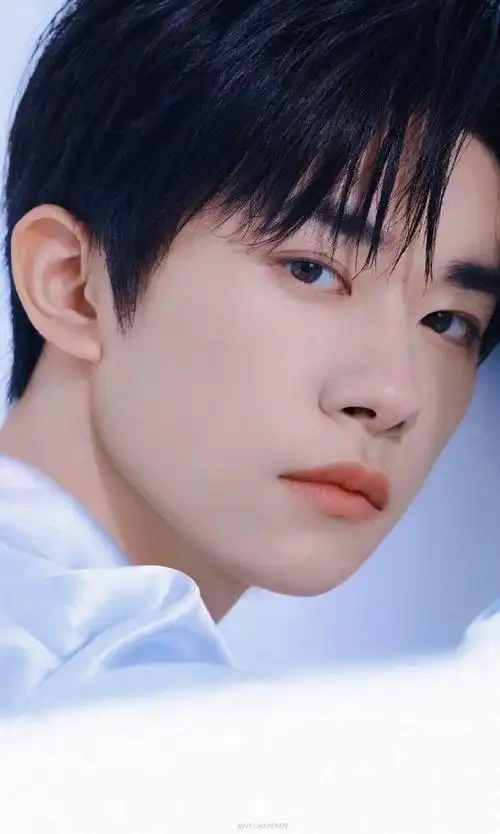 易烊千玺壁纸,易烊千玺壁纸高清近期(快抱图~有你梨涡浅笑)