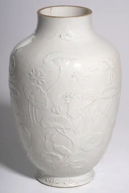 身有开片款识:大清乾隆年制说明:清宫瓷器档案中记载有"交淳化轩定窑