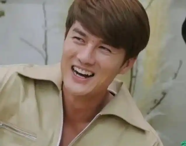 潘玮柏指着自己18岁时留着中分刘海,脸蛋又大又方的照片说:"当时我是