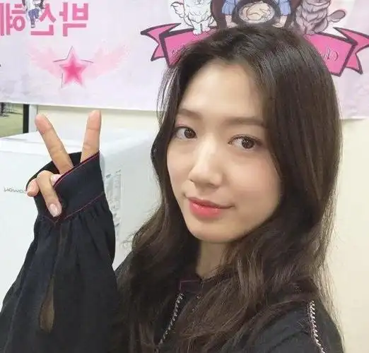 搭配上洗水牛仔裤,简答舒适又大方,没有了空气刘海,改成大卷发散落在