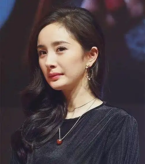 杨幂脸彻底崩塌下巴塌方似瘪嘴老太网友终于相信没整容了