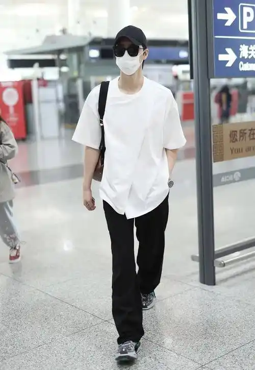 原创男星机场街拍罗云熙爱穿白袜子马天宇裤子太短龚俊林一好评