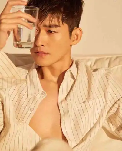 张翰终于走出失恋氛围,机场大秀好身材,粉丝:哥哥,我可以!