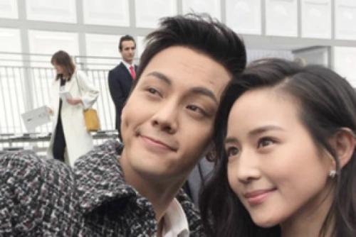 张钧甯陈伟霆现身巴黎秀场 酒窝cp玩自拍