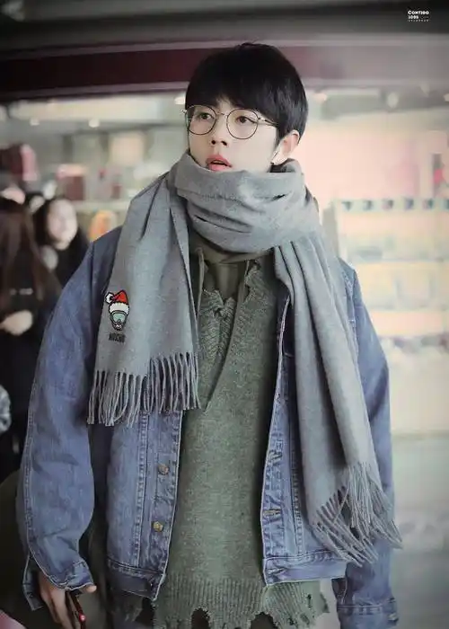 肖战这9张图太青春了!戴围巾戴眼镜,蓝色牛仔外套活力四射!_照片_方面