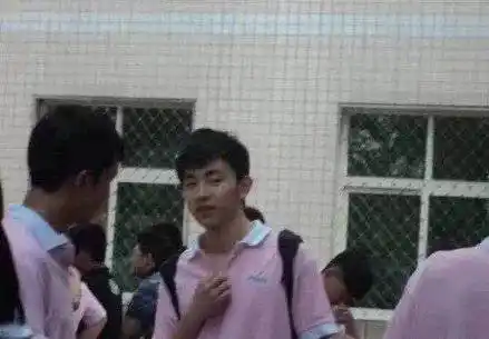 邓伦高中照片大批量流出,看这偷拍的数量,上学时真的很受欢迎了