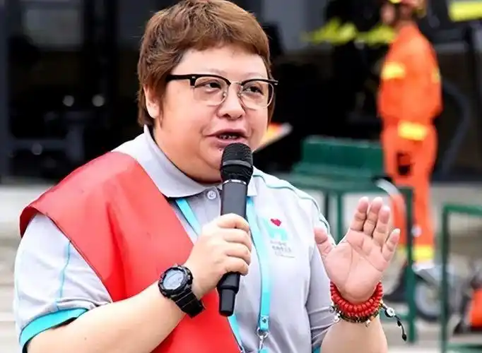 韩红个人资料介绍(歌手韩红:六岁丧父,奶奶卖冰棍养大,做慈善20年,年