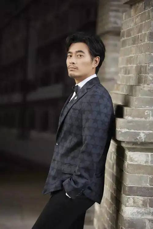 组图陈龙星空西装置身平遥古城颇具民国风味充满电影故事感