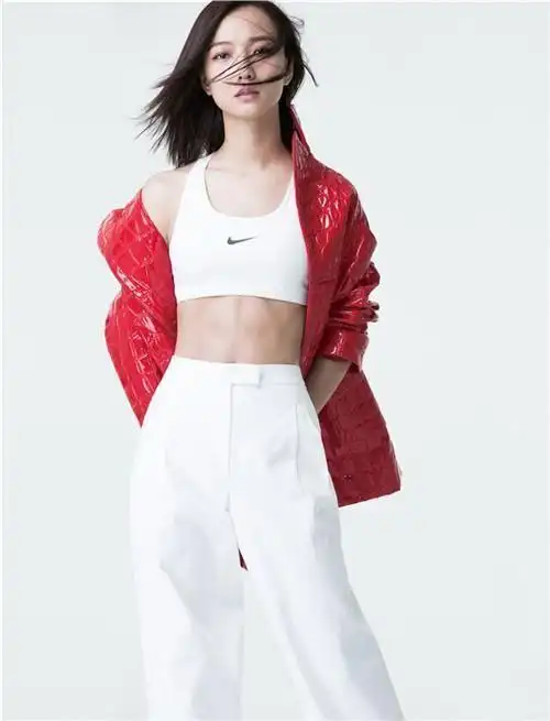 别看邓紫棋可爱的"包子脸"就以为她也是个"胖妹纸",人家的马甲线和八